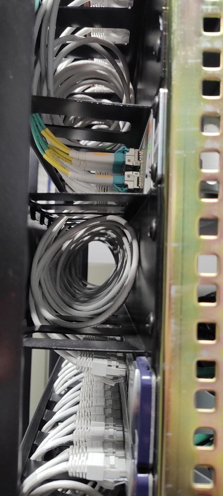 Rack de comunicaciones con cableado estructurado